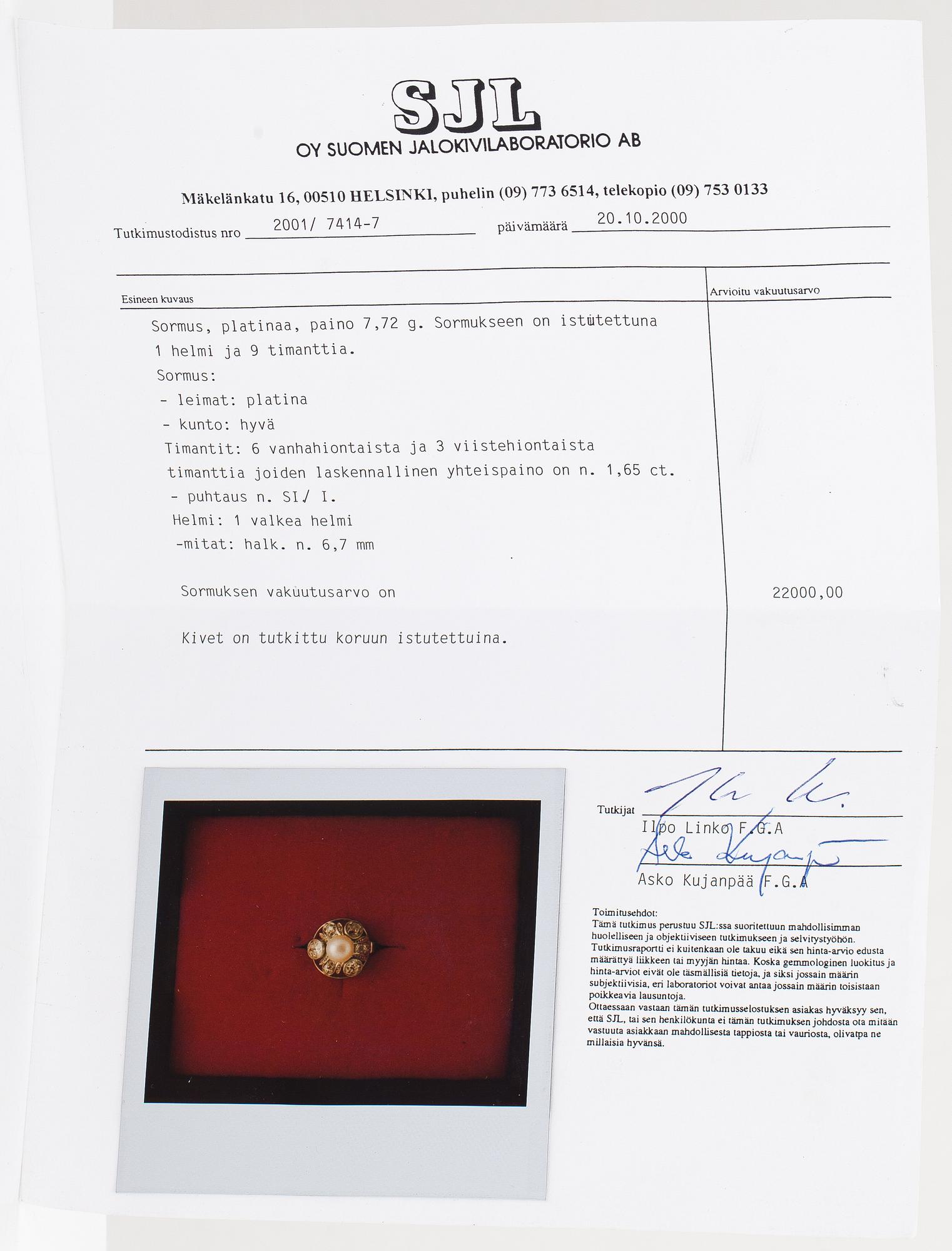 Sormus, platinaa, timantteja n. 1.65 ct yht ja viljelty helmi. Westerback, Helsinki.