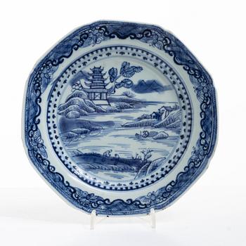 A group lot of Chinese porcelain, Qing dynasty 18/20th century.