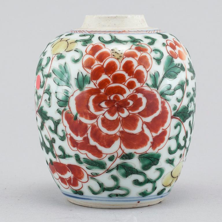 A Chinese porcelain vase, 17th century transision.