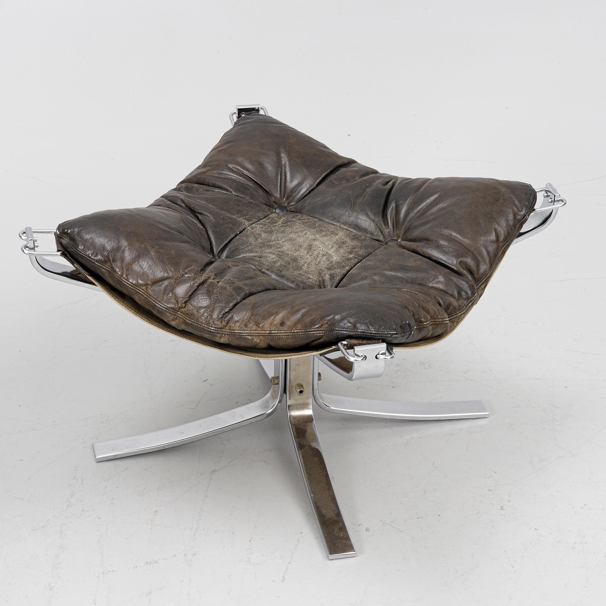 Sigurd Ressel, a pair of 'Falcon chair' easy chairs with an ottoman, Vatne Möbler, Norway, 1970s.