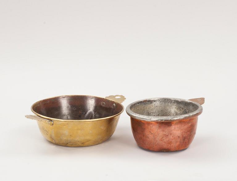 KÄRL, 2 st, koppar och mässing. En märkt Stockholms stadsstämpel S:t Erik. 1800-tal.