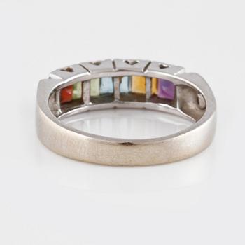 RING, 18K guld med med fem fasettslipade olikfärgade stenar samt 2 briljantslipade diamanter. Vikt 4,1 gram.