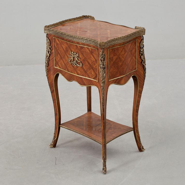LAMPBORD, Louis XV-stil, troligen Frankrike, 1900-talets första hälft.