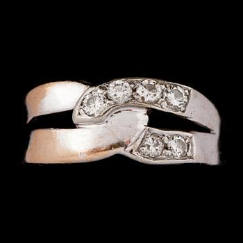 RING, 18K vitguld med 6 briljantslipade diamanter, Alessandria, Italien. Vikt 3,8 g.