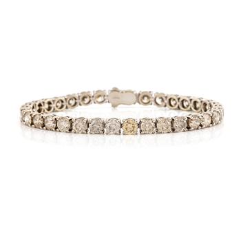 570. A 14K white gold bracelet set with round brilliant-cut diamonds.