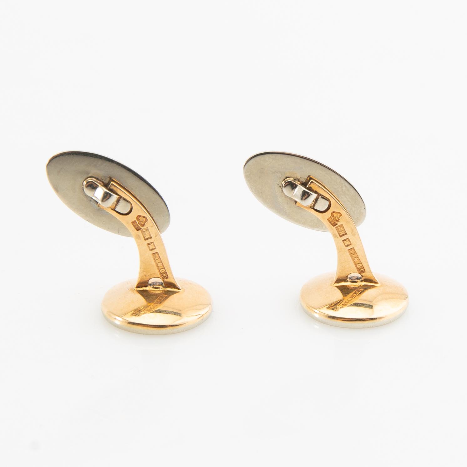 Manschettknappar, ett par, 18K guld med pärlemor och runda briljantslipade diamanter.