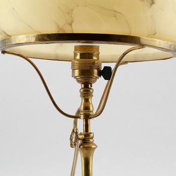 BORDSLAMPA, mässing och glas, sk Strinbergslampa, 1900-talets första hälft.