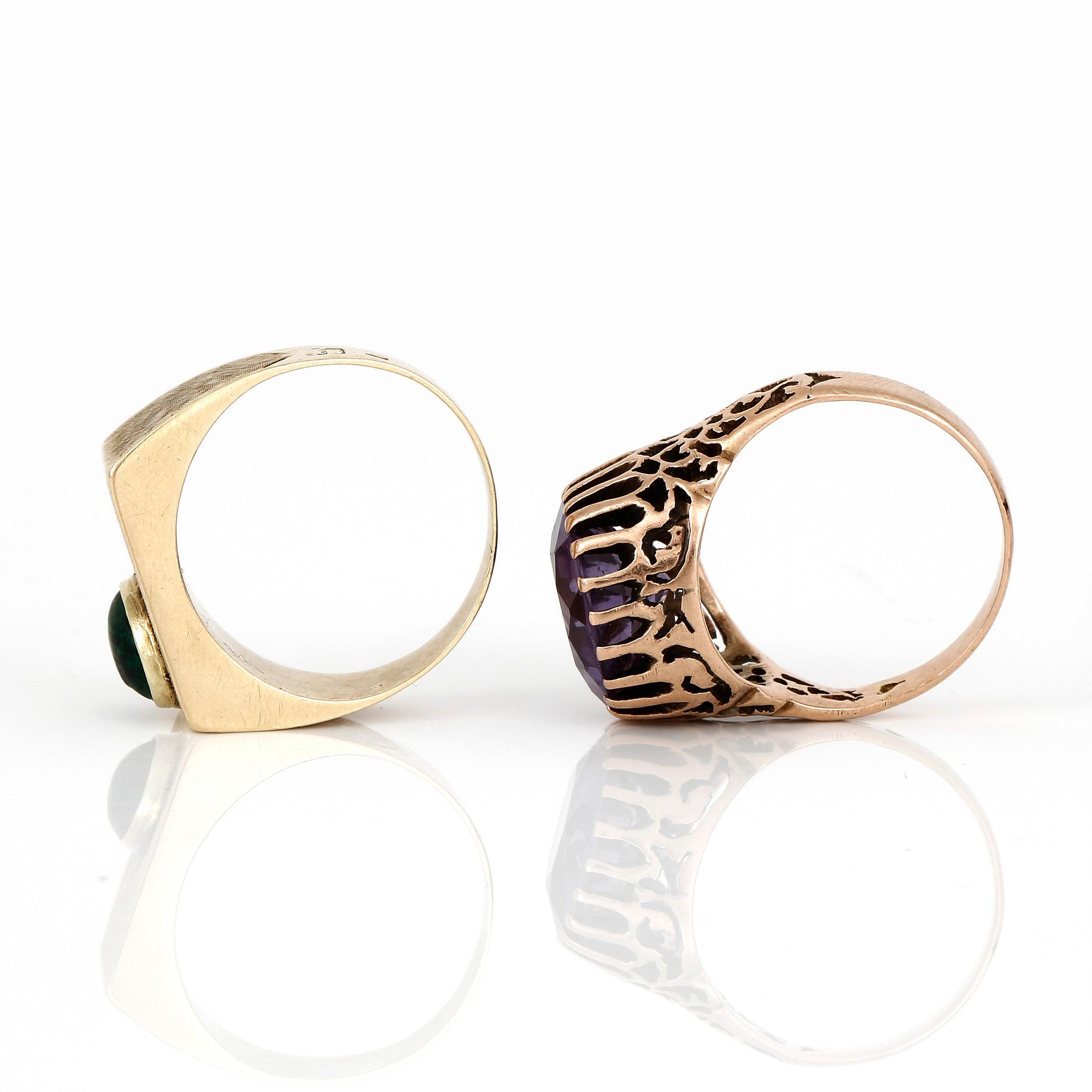 RINGAR, 2 st, 14 k guld med syntetiskt färgförändring safir, ca 7,05 ct och grön sten. Total vikt ca 9,10 g.