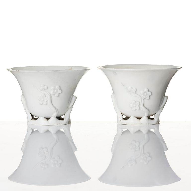 Vas, samt koppar, tre stycken, blanc de chine. Qingdynastin, 1700-tal.
