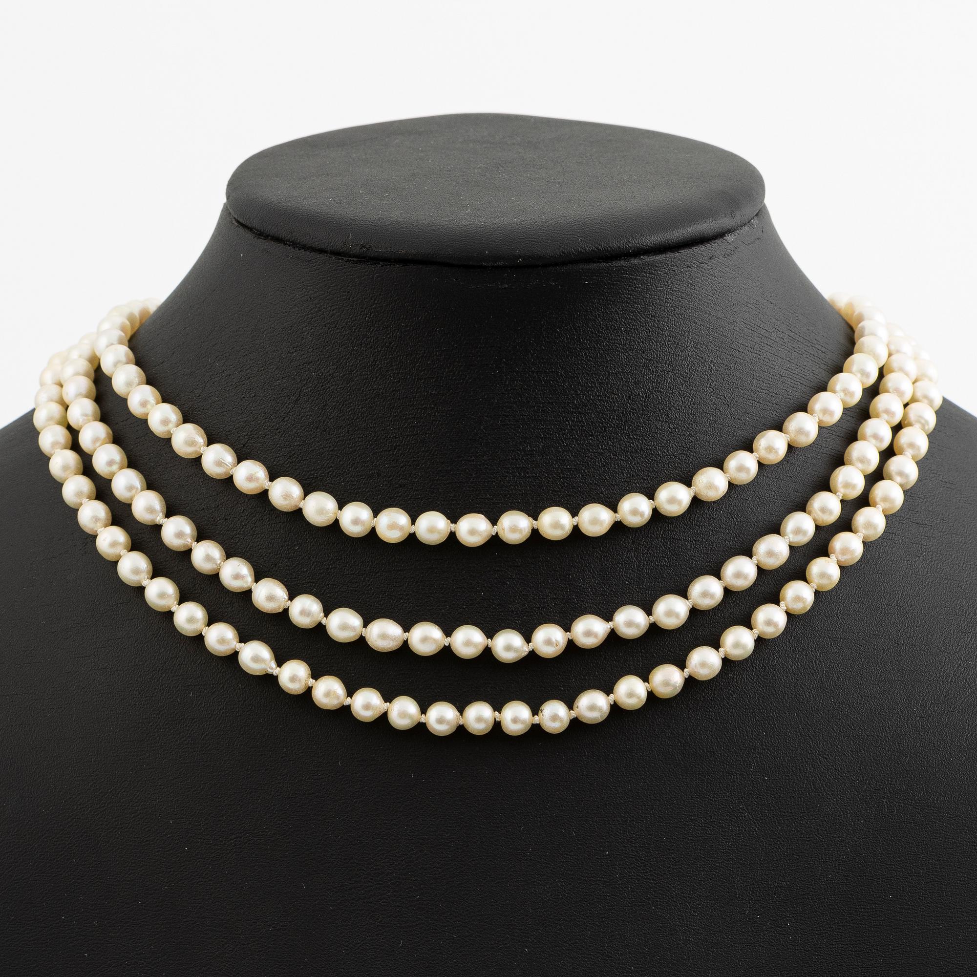 Necklace of cultured pearls, clasped in 18K gold with round brilliant-cut and eight-cut diamonds.