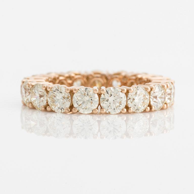 Ring with brilliant-cut diamonds.