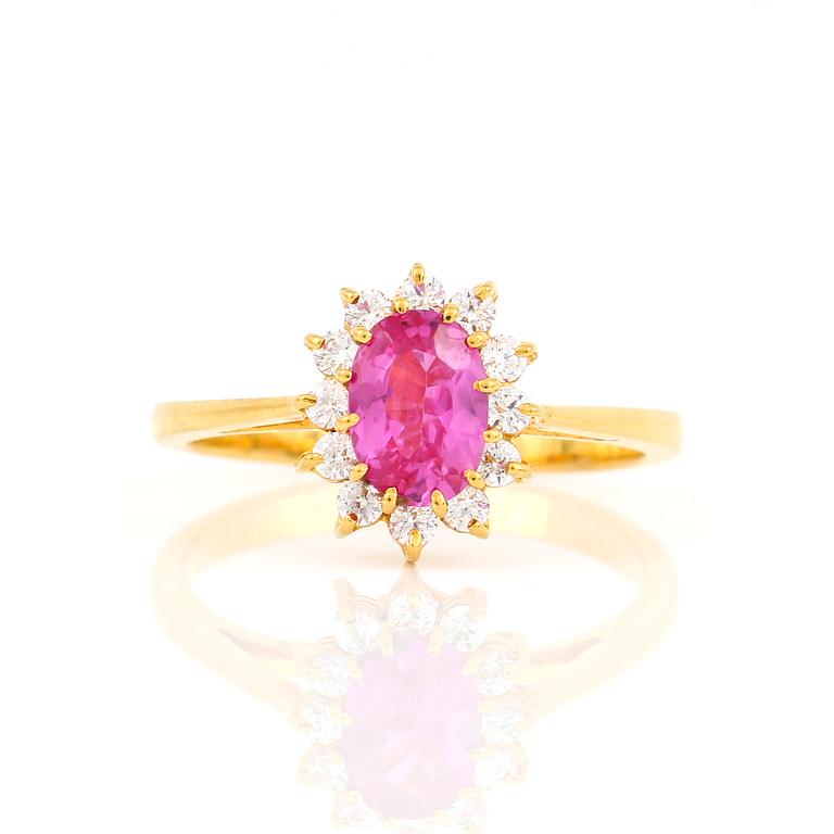 RING, 22 k guld, med rosa safir samt diamanter. 2000-tal. Vikt ca 3 gram.