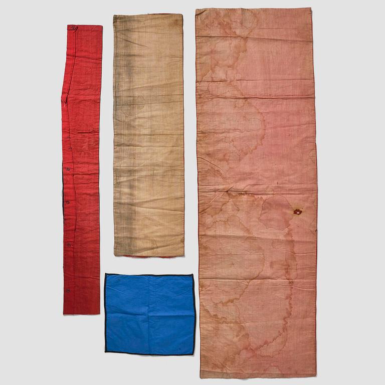 Stolsöverdrag samt tygfragment, tre delar, broderat siden. Qingdynastin.
