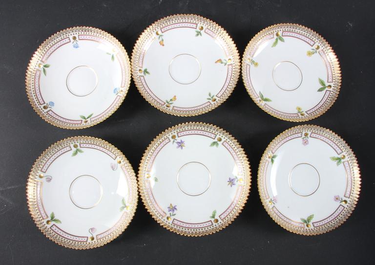 KOPPAR MED FAT samt ASSIETTER, 6+6 st, porslin. "Flora Danica" Royal Copenhagen, "Hausmalerei" på license.
