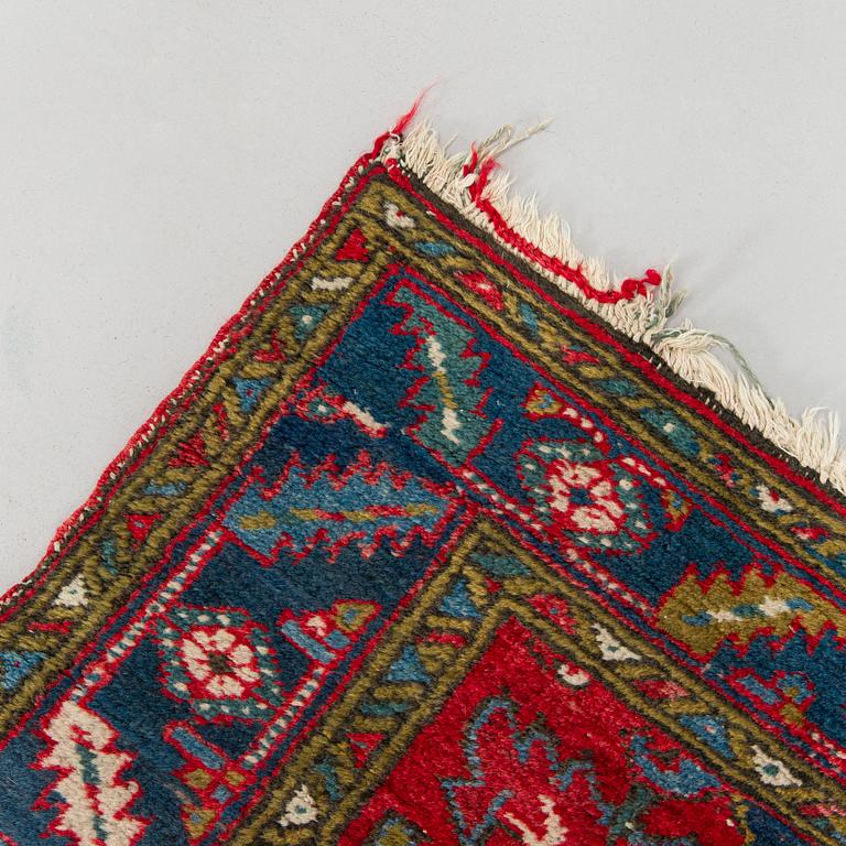 Two Oriental runners. Circa 312 x 93 cm and 230 x 104 cm.