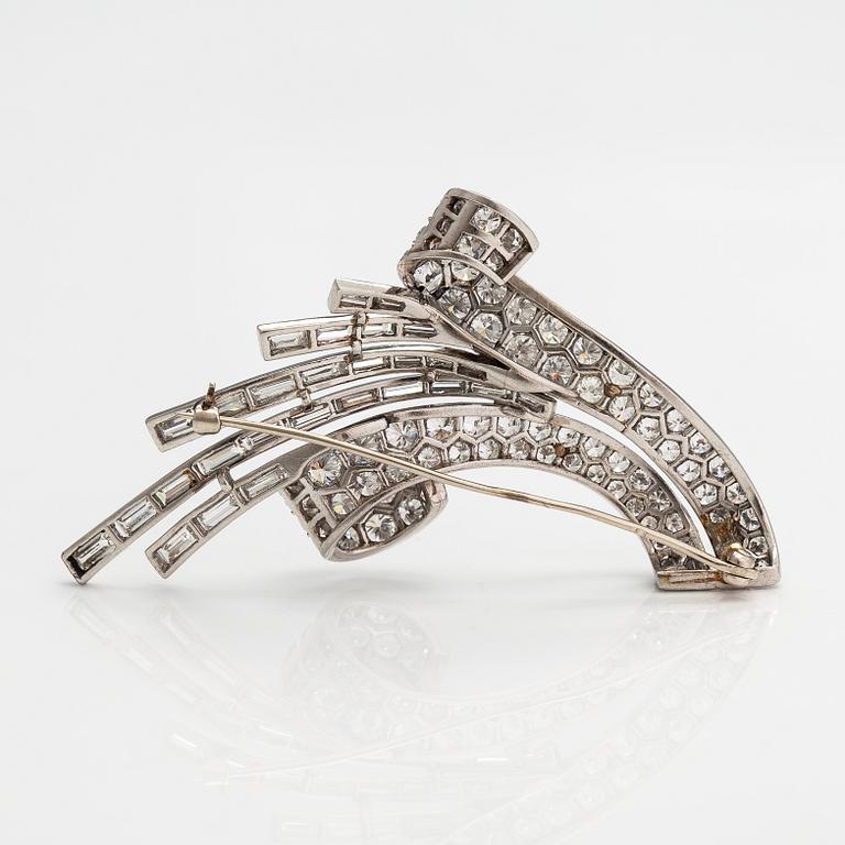 A platinum brooch with diamonds ca. 6.50 ct in total.