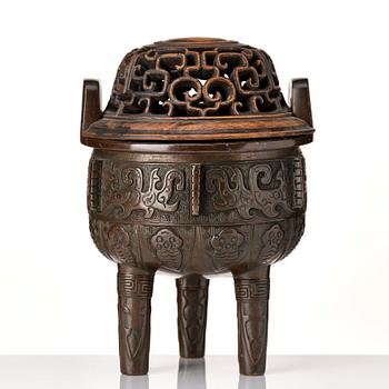 A bronze censer, late Qing dynasty.