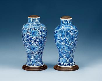 1575. A pair of blue and white jars, Qing dynasty, Kangxi (1662-1772).