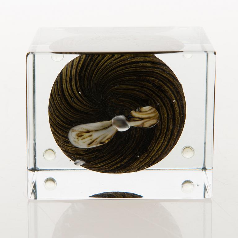 OIVA TOIKKA, A glass cube signed Oiva Toikka Nuutajärvi 1980 and numbered 847/1000.