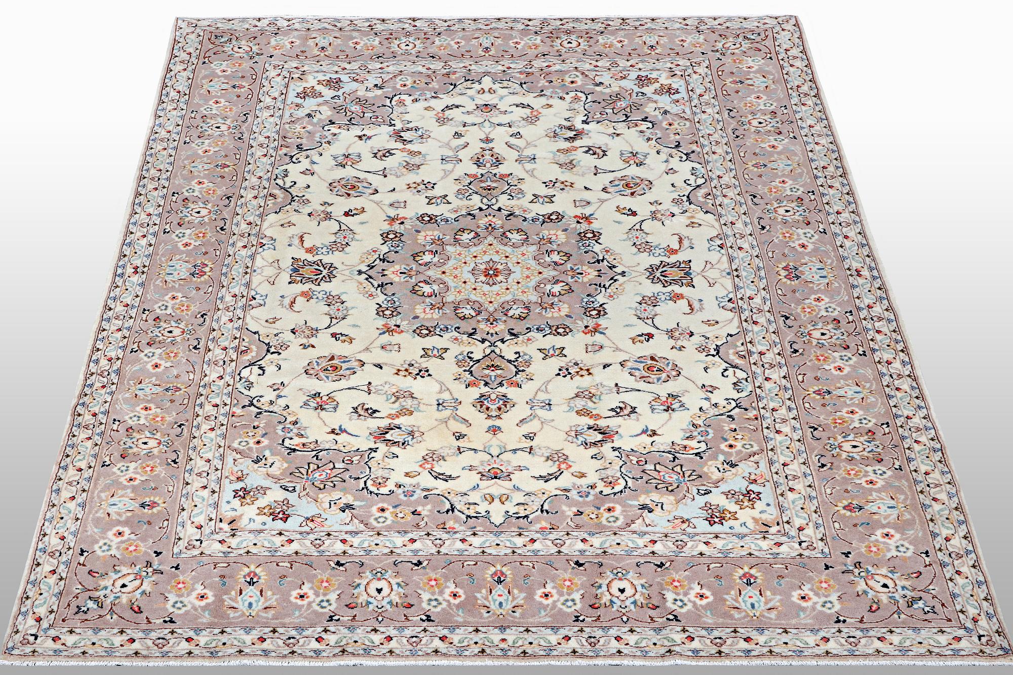 A carpet, Kashan, ca 295 x 195 cm.