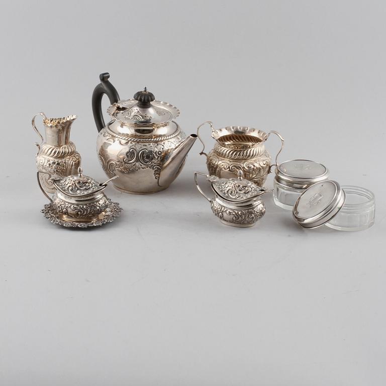 PARTI SILVER, 8 delar, mestadels England, 1800-tal samt 1900-tal. Total vikt (exklusive glasinsatser) 595 g.