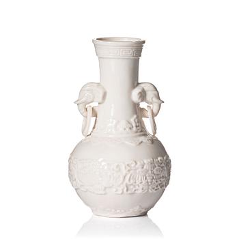 1227. A blanc de chine vase, late Qing dynasty.