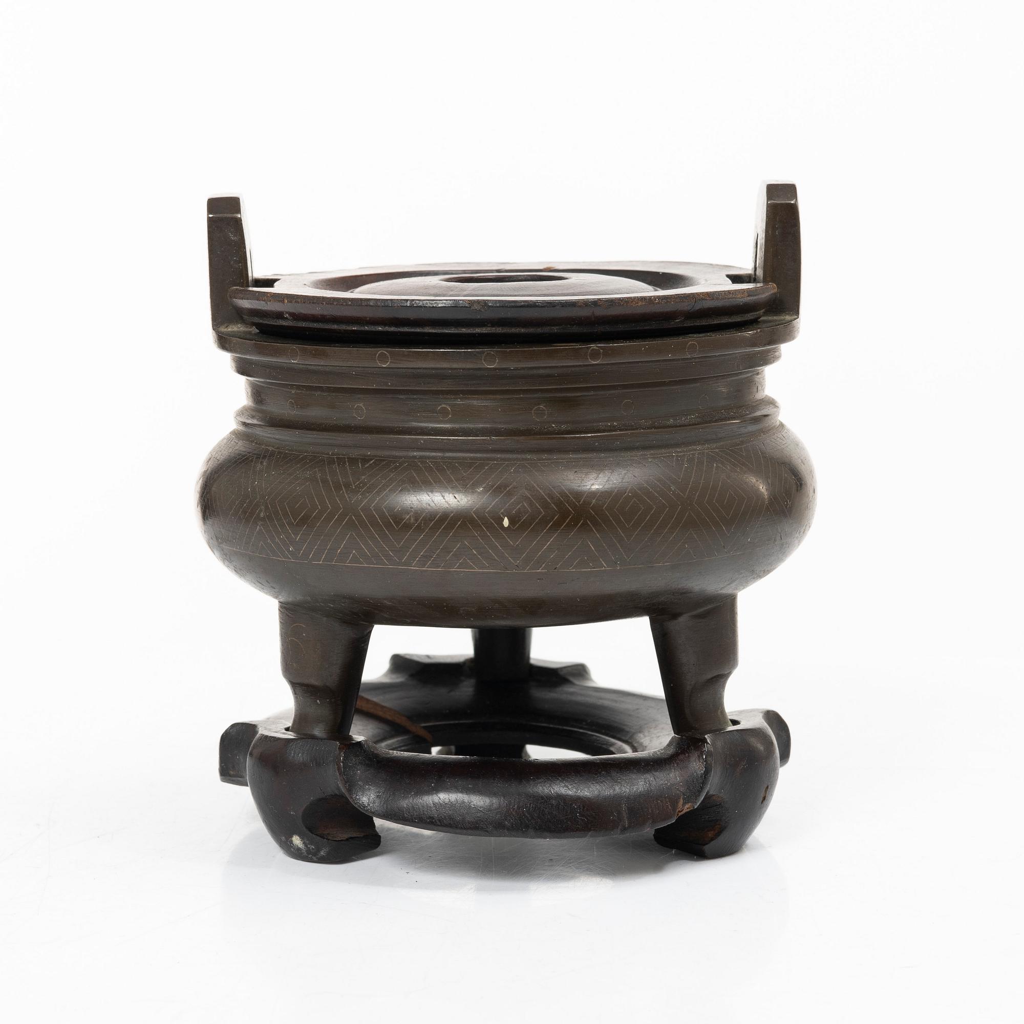 A tripod, Japan, early 20th century.