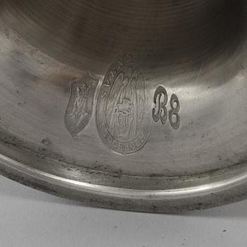 BÄGARE SAMT VAS, tenn, Firma Svenskt Tenn, Stockholm, 1928 respektive 1930.