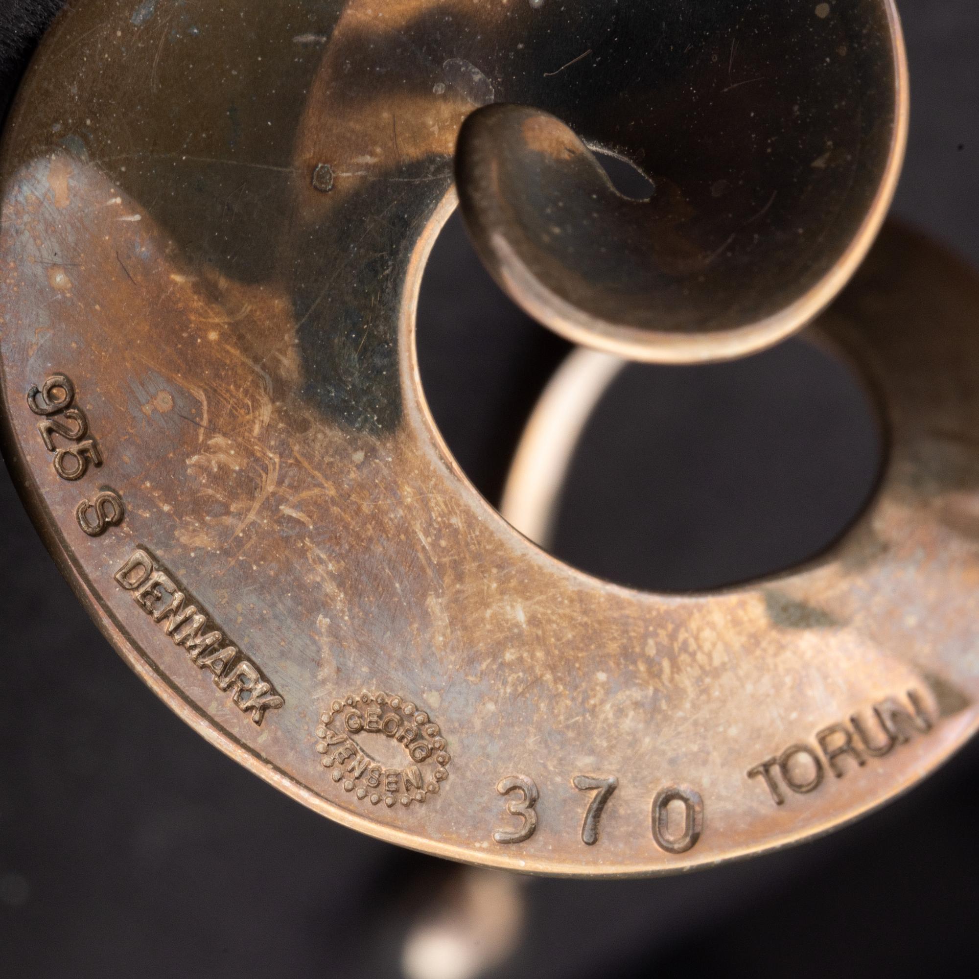Vivianna Torun Bülow-Hübe, örhängen, "Möbius", sterlingsilver, Georg Jensen, Danmark.