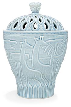 1297. A Gunnar Nylund porcelain potpourri jar and cover, Rörstrand.