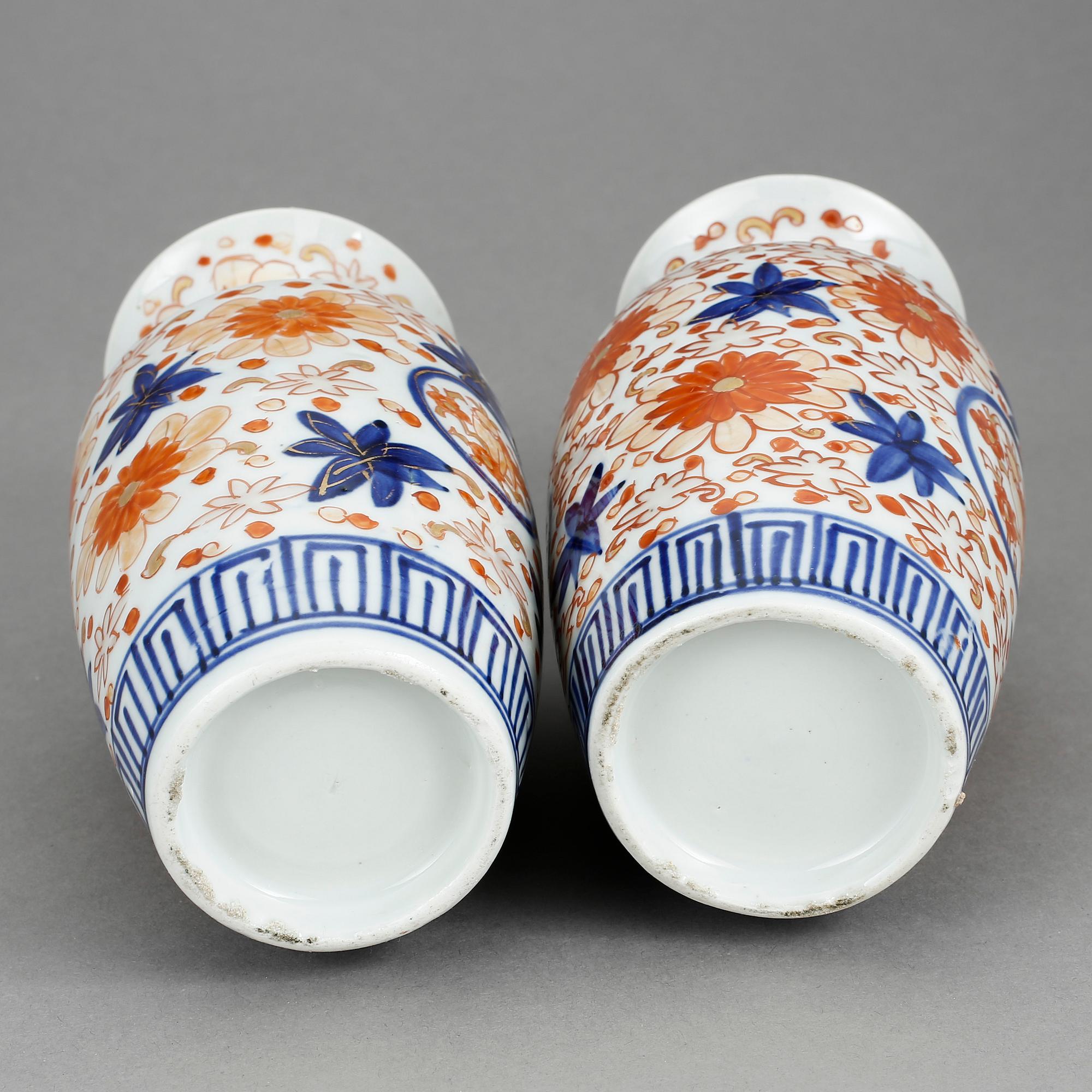 VASER, ett par, porslin, Japan, sen Mejiperiod.