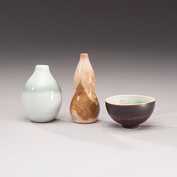 MINIATYRVASER, 2 st, och SKÅL, keramik, bl a  Friedl Holzer-Kjellberg, signerade F.H.Kj. Arabia Finland.