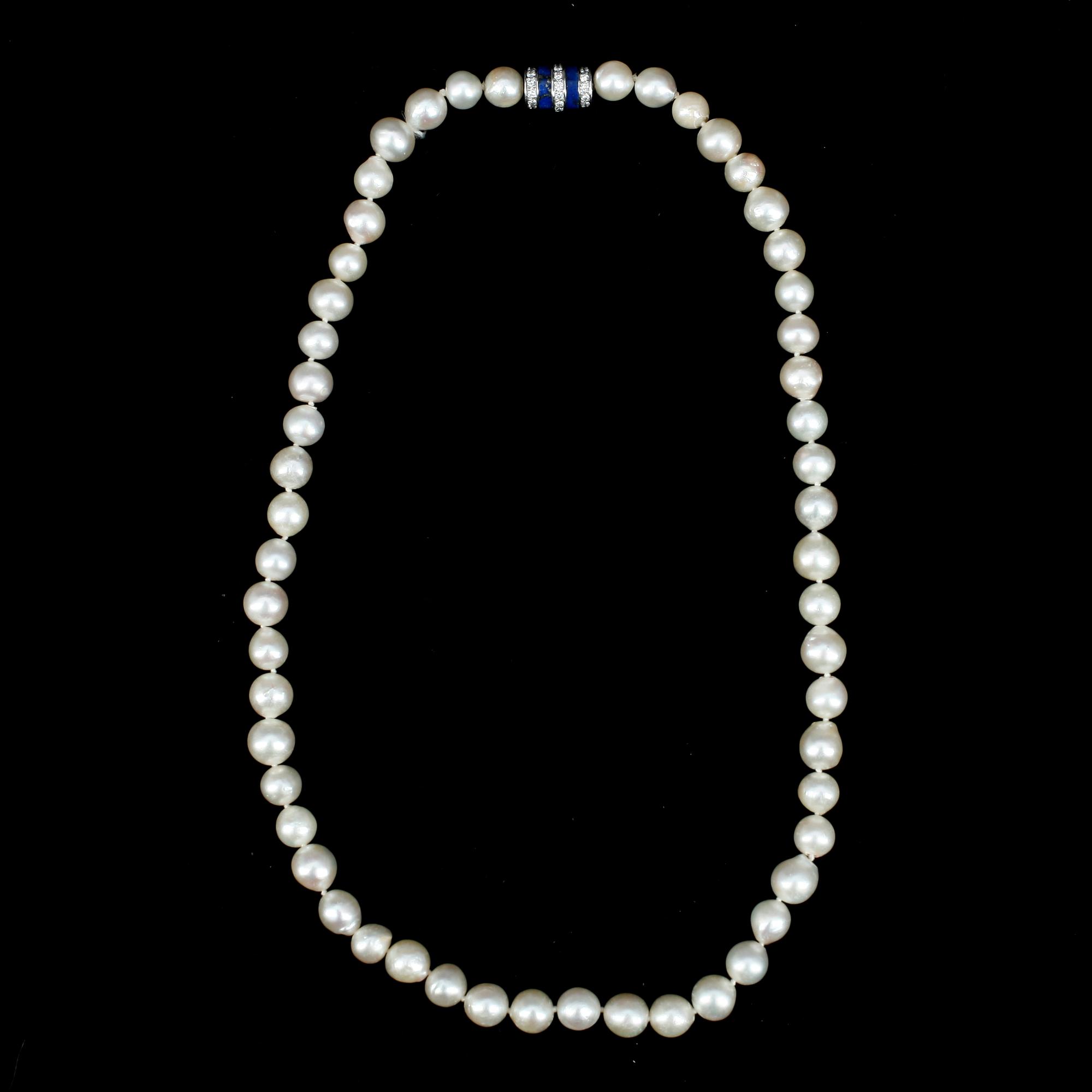 COLLIER, 2 delar, odlade saltvattenspärlor, lås 18k vitguld och lapis lazuli och briljantslipade diamanter tot ca0,68ct.
