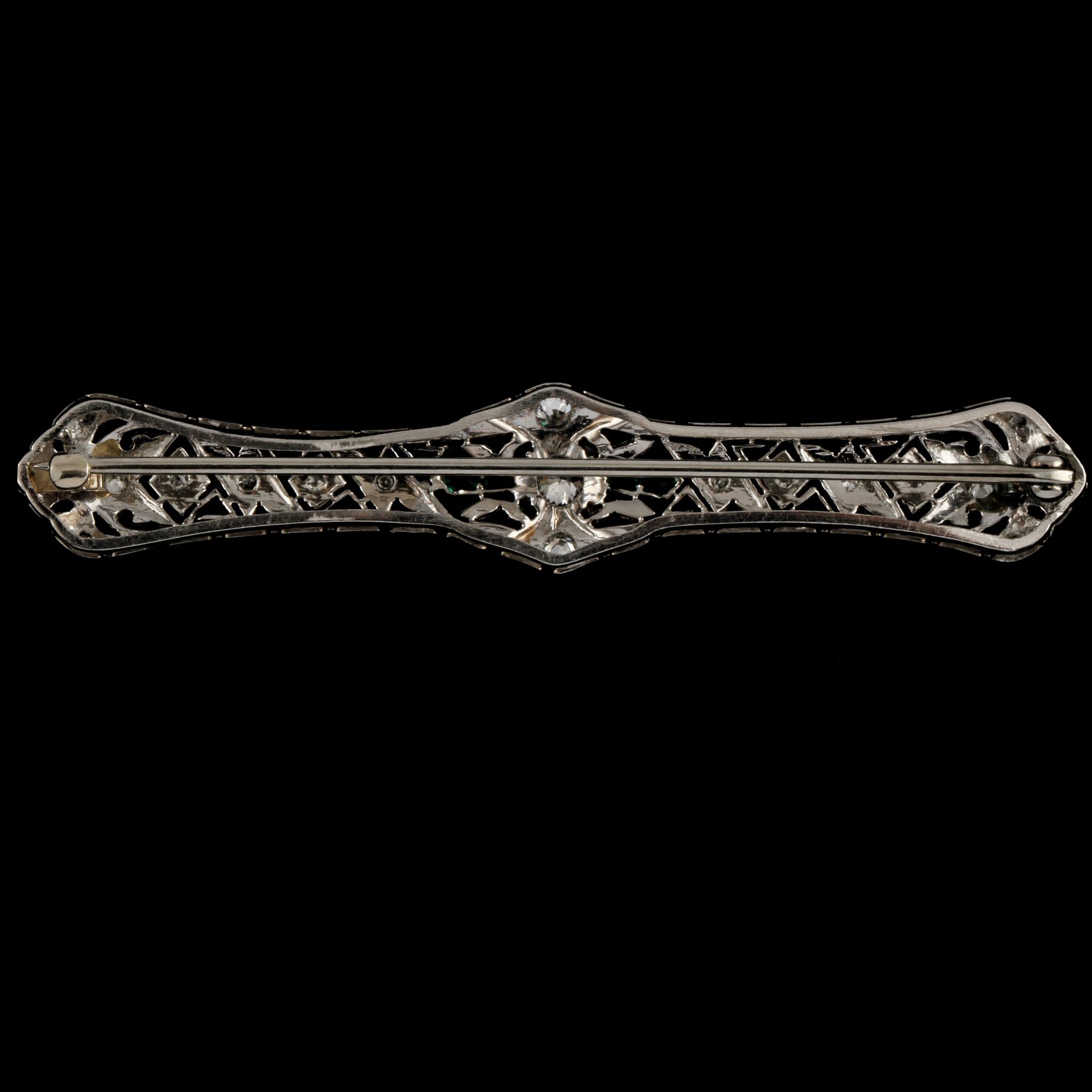 BROSCH, platina med äldre briljantslipade diamanter samt 4 fasettslipade smaragder. Vikt 7 g.