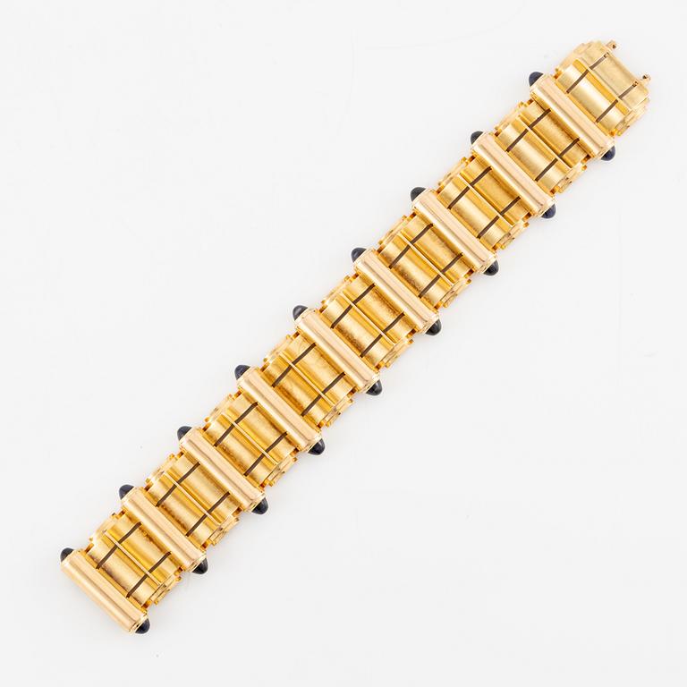 An 18K gold Retro bracelet.