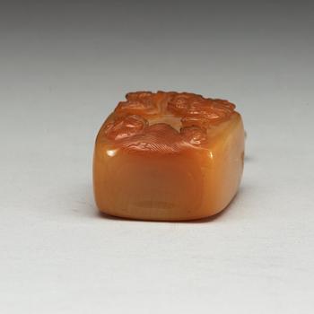 A carved agate snuff bottle, Qing dynasty (1644-1912).