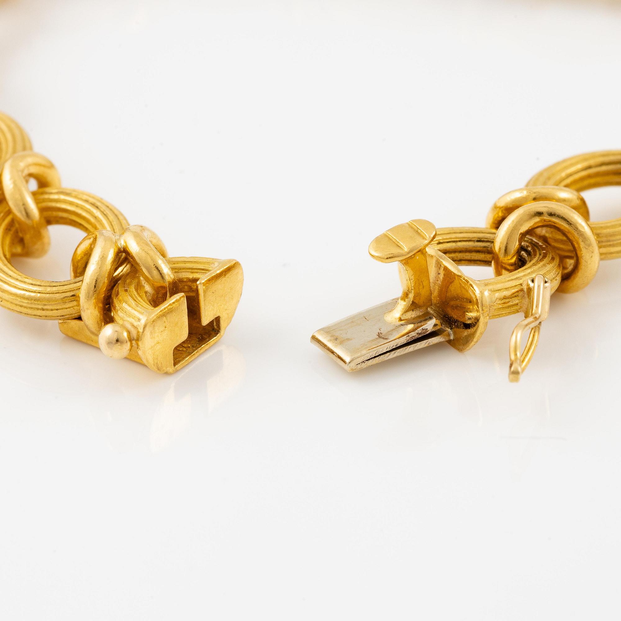 A bracelet in 18K gold.