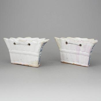 VÄGGVASER, ett par, fajans. Sannolikt Delft, Holland. Troligen 1800-tal.