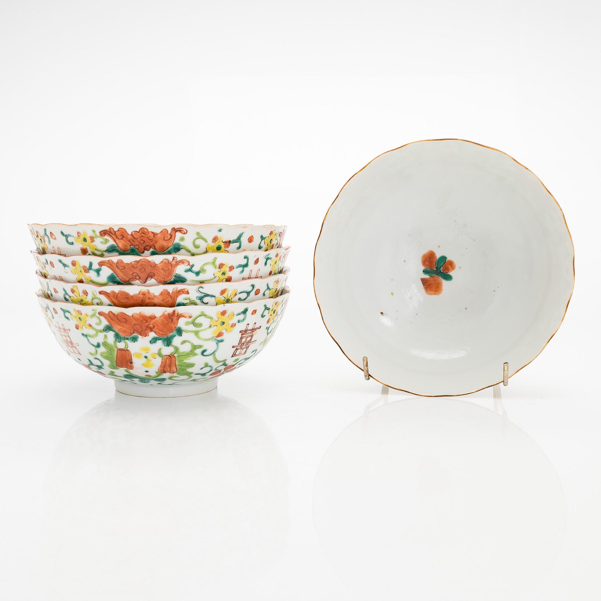 A set of five Chinese porcelain bowls, early 20th century.
