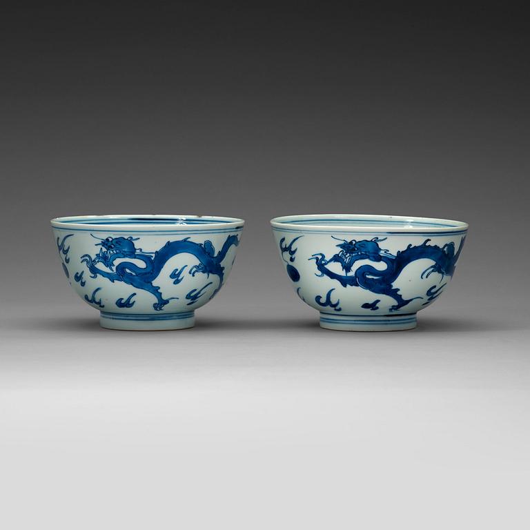 A pair of blue and white dragon bowls, Qing dynasty, Kangxi (1662-1722).