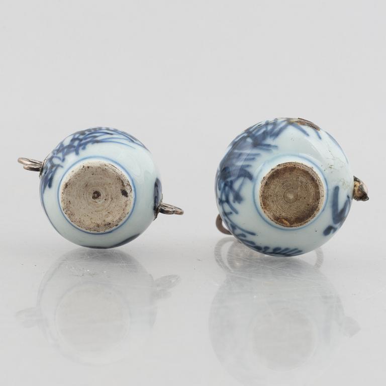 Miniatyrer, sex stycken samt dosa med lock, porslin, Kina,Qingdynastin, delvis Kangxi (1662-1722).