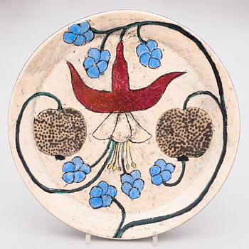 BIRGER KAIPIAINEN, a decorative plate signed Kaipiainen Arabia.