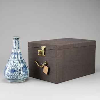 A blue and white kraak flask, Ming dynasty, Wanli (1572-1623).