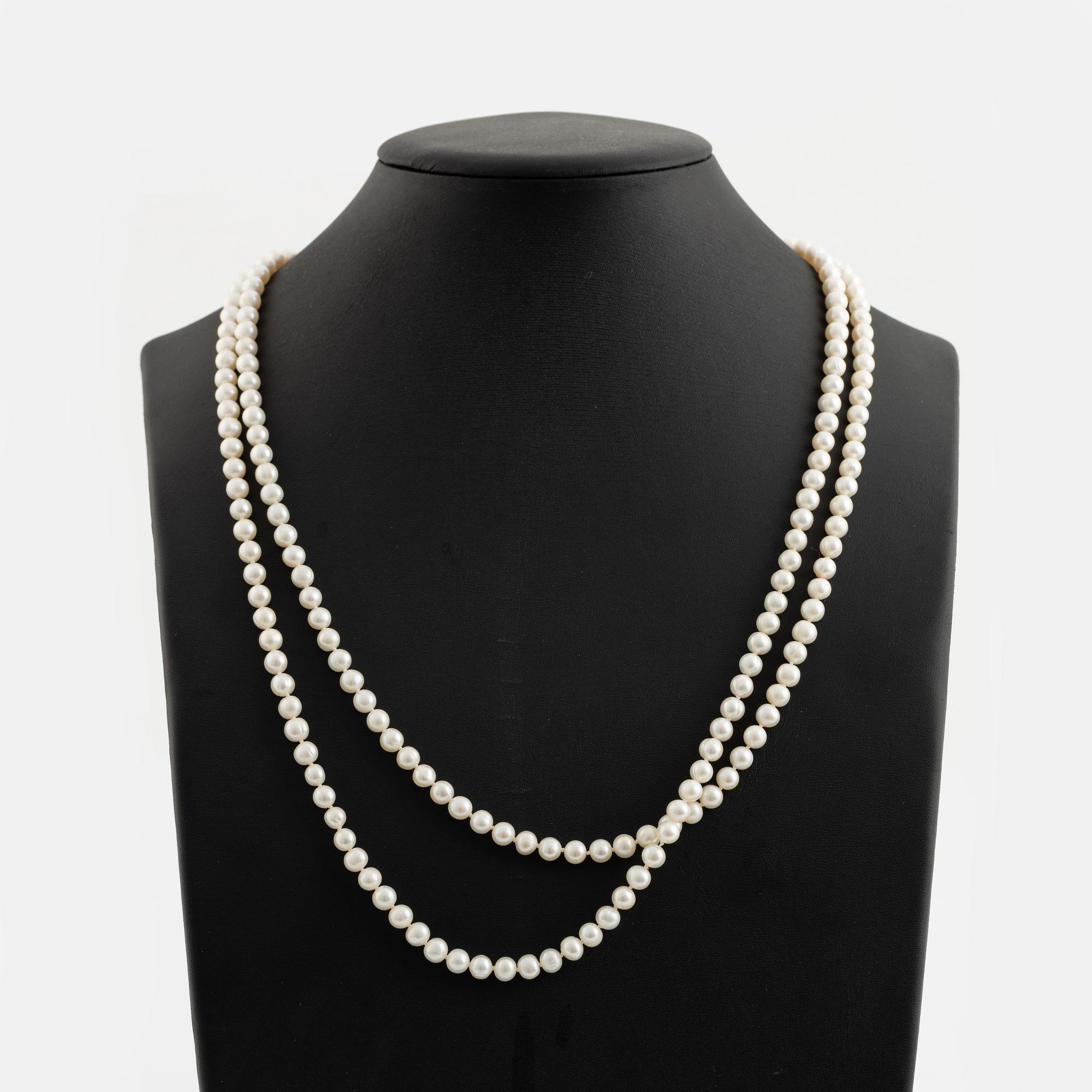 Necklace, longer model, with cultured pearls.