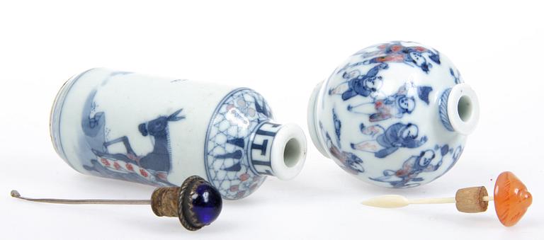 SNUSFLASKOR, 2 st, porslin, Kina, 1800-tal.