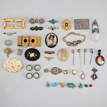 PARTI SMYCKEN OCH BIJOUTERIER, 41 delar, bla silver samt 2 broscher i 14k resp 18k guld. 1800-1900-tal.