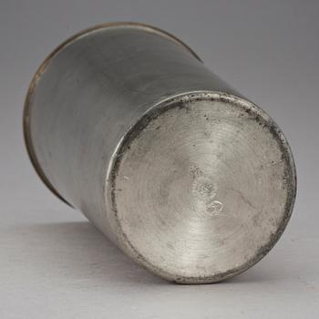 VAS, tenn och mässing. Möjligen Björn Trägårdh. Firma Svenskt Tenn, Stockholm 1948.