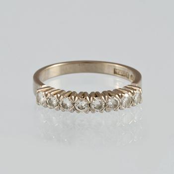 RING, 18K vitguld med 8 briljantslipade diamanter 0.55 ct, Juvel Magnus, Göteborg, 1974. Vikt 3,5 gram.