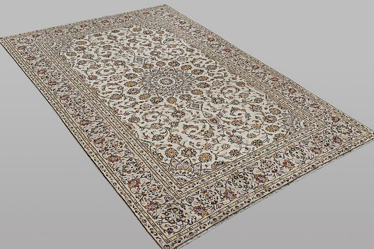 A carpet, Kashan, ca 289 x 188 cm.