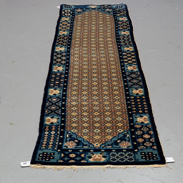 A RUNNER, an old China, ca 298 x 77,5 (as well as 1 cm flat weave at both ends), "antique finish".